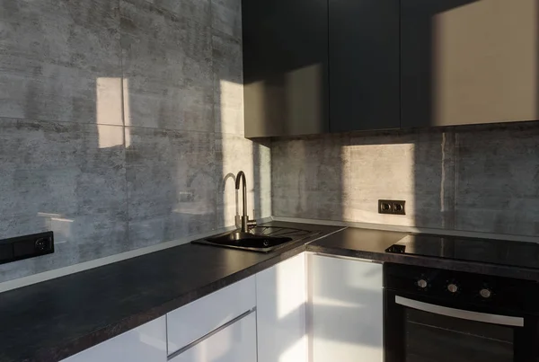 Nuevo interior moderno de la cocina vacía en colores blanco y gris, copia — Foto de Stock