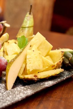 Lüks düğün resepsiyonunda servis masasında dilimlenmiş meyve tabağı, fotokopi alanı. Restoranda yemek masası.