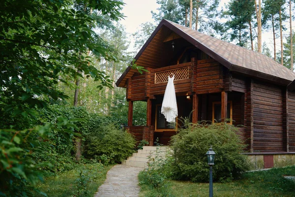 Robe Mariée Longue Blanche Suspendue Cintre Sur Balcon Maison Bois — Photo