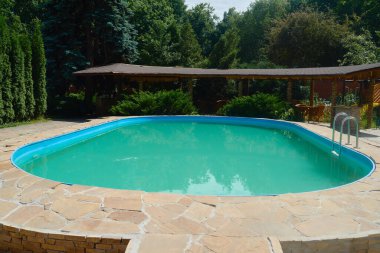 Arka bahçesinde mavi su olan yüzme havuzu, kopyalama alanı