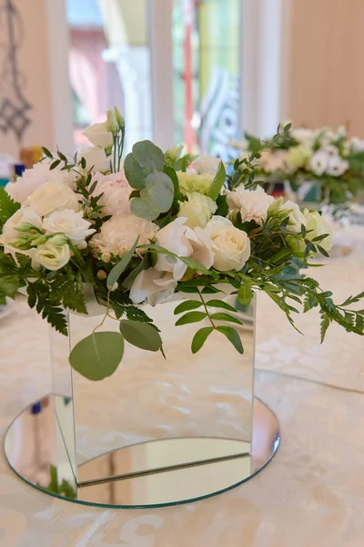 Belo Arranjo Floral Flores Rosa Vegetação Mesa Casamento Restaurante Espaço — Fotografia de Stock