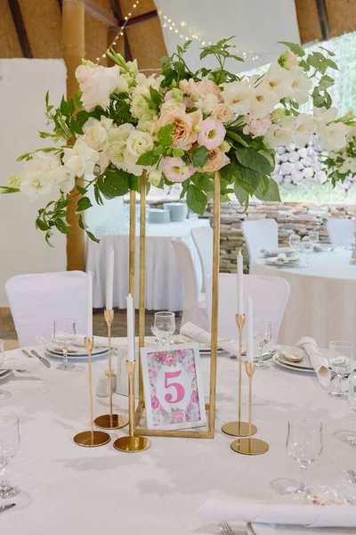 Цветочное Оформление Розовых Цветов Зелени Высокой Вазе Свадебном Столе Ресторане — стоковое фото