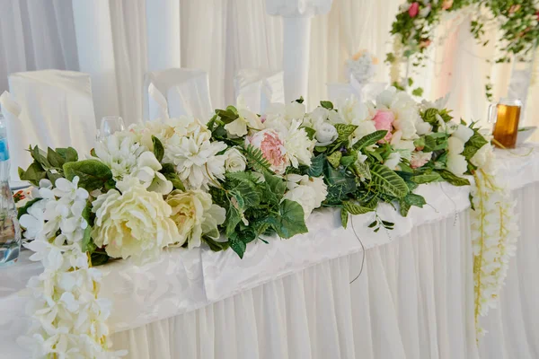 在婚宴桌上摆设华丽的花朵 在餐厅举行婚宴 复制空间 为新婚夫妇准备的餐桌 上面有粉红色的花 奢华的婚礼装饰 — 图库照片
