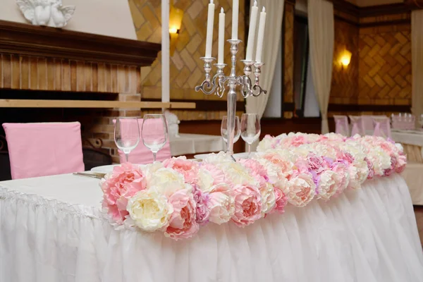 Huwelijk Presidium Restaurant Kopieerruimte Bankettafel Voor Pasgetrouwden Met Roze Beige — Stockfoto