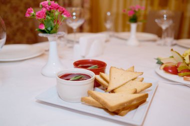 Masada kızarmış ekmek ve sos tabağı, boşluğu kopyala