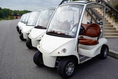 Golf arabaları golf sahasında, boşluğu kopyala