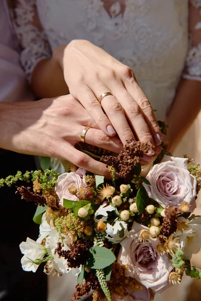 Χέρια Νιόπαντροι Βέρες Φωτοτυπίες Γαμήλιο Ζευγάρι Νύφη Και Γαμπρός Χέρια — Φωτογραφία Αρχείου
