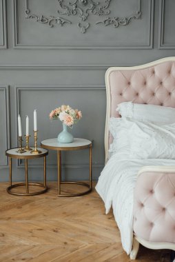 Zarif ev ya da otel odasının içi, fotokopi alanı. Lüks göğüs yatağı üzerindeki yastıklar, klasik tarz.