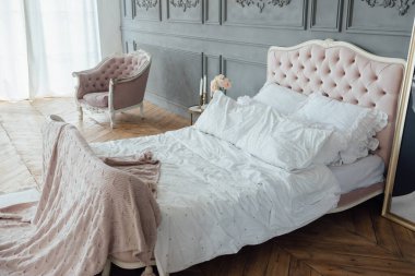 Zarif ev ya da otel odasının içi, fotokopi alanı. Lüks göğüs yatağı üzerindeki yastıklar, klasik tarz.