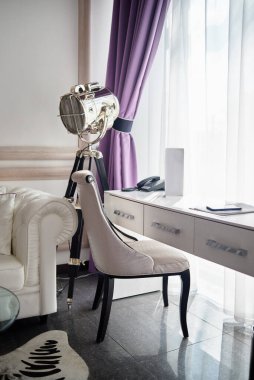 Lüks otel odasının iç tarafı zarif kanepe, koltuk ve masa, fotokopi sehpası.
