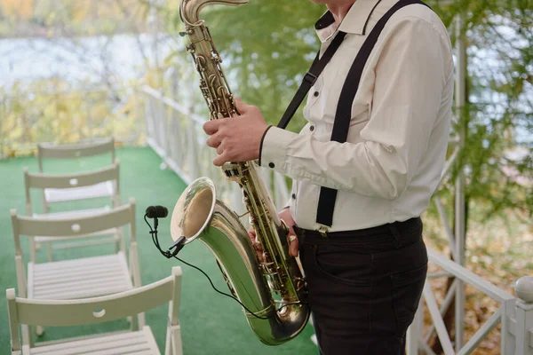 Saxophonist White Jacket Plays Saxophone Saxophonist Jazz Man Saxophone Wedding — Stock Photo, Image