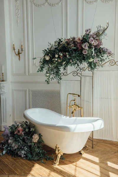 Hermosa Bañera Vacía Vintage Lujo Con Exuberantes Decoraciones Florales Velas — Foto de Stock