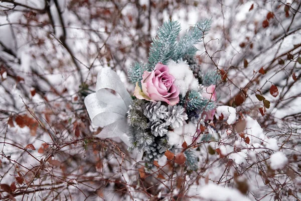 Winter Wedding Bouquet Pink Roses Pine Cones Christmas Tree Branches — Stock Photo, Image