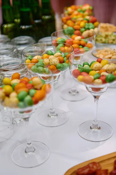 Mesa Buffet Com Lanches Cerveja Recepção Casamento Luxo Livre Espaço — Fotografia de Stock