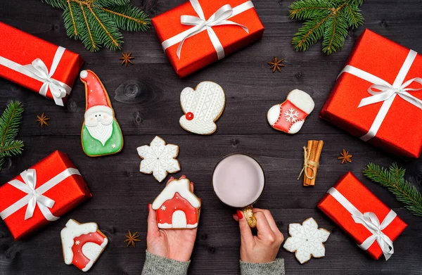 Mujer Sosteniendo Mano Galleta Casa Taza Cacao Caliente Espacio Copia — Foto de Stock