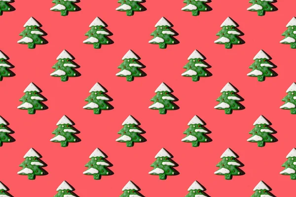 Creatief Kerstpatroon Met Dennenbomen Rode Papieren Achtergrond Kopieer Ruimte Minimaal — Stockfoto