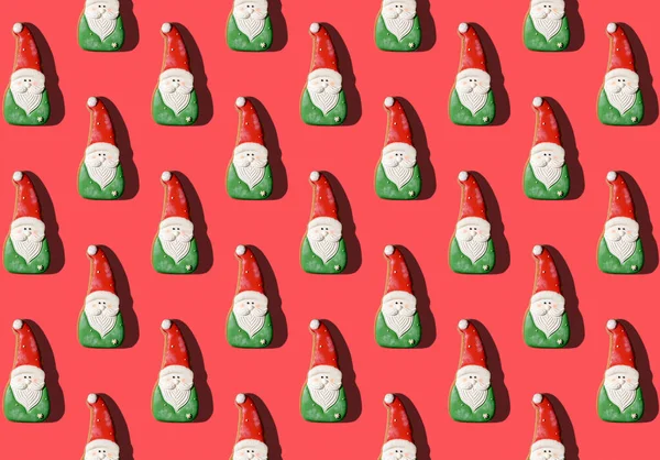 Patrón Creativo Navidad Con Santas Sobre Fondo Papel Rojo Espacio —  Fotos de Stock