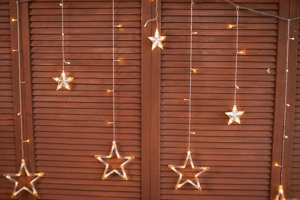 Estrellas Decorativas Con Luces Pared Madera Marrón Espacio Copia Fondo —  Fotos de Stock