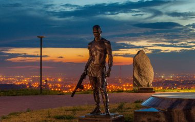 Savaşçı anıt anıt Abakan şehir günbatımı yaz aylarında