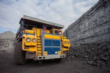 bir kömür madeni kamyonda incelemesi