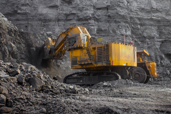 погрузчик в угольной шахте
