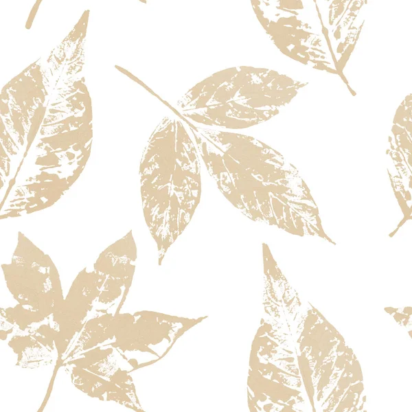 深褐色叶在手绘制风格无缝图案上的白色 用于纸张 纺织品和装饰 — 图库照片