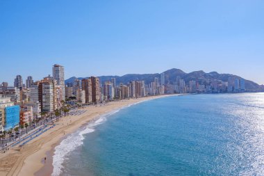Benidorm 'daki sahil ve rıhtım. Costa Blanca İspanya
