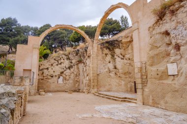 Santa Barbara Kalesi, İspanya'nın Alicante kentinde bir sur. Benacantil Dağı'nda duruyor..