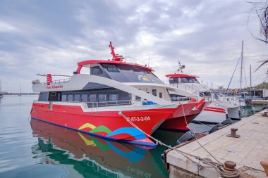 Alicante Güzel liman, İspanya Lüks yatlar, gemiler, balıkçı tekneleri yelken ve limanda satır ayakta.