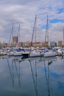Alicante Güzel liman, İspanya Lüks yatlar, gemiler, balıkçı tekneleri yelken ve limanda satır ayakta.