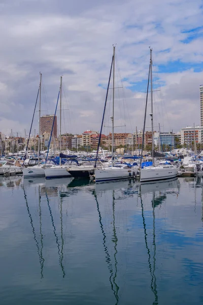 Hermoso puerto de Alicante, España Yates de lujo, barcos, barcos de pesca a vela y de pie en filas en el puerto . — Foto de Stock