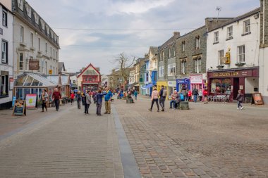Keswick Cumbria İngiltere 15 Nisan 2019 Keswick şehir merkezinde turistler