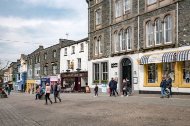 Keswick Cumbria İngiltere 15 Nisan 2019 Keswick şehir merkezinde turistler