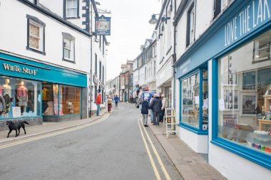 Keswick Cumbria İngiltere 15 Nisan 2019 Keswick şehir merkezinde turistler