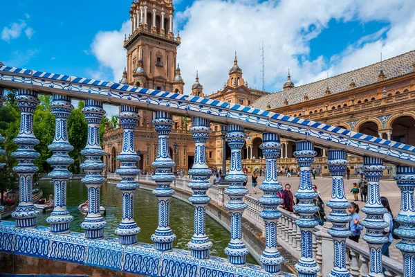 Arkitektoniska detaljer på en bro vid Plaza de Espana i staden Sevilla i Andalusien i Spanien — Stockfoto