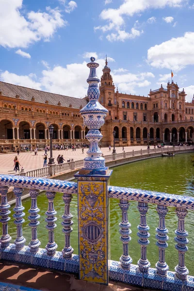 Detalle arquitectónico en un puente en la Plaza de España en la ciudad de Sevilla en la región andaluza de España —  Fotos de Stock