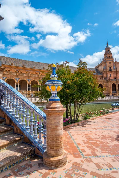 Arkitektoniska detaljer på en bro vid Plaza de Espana i staden Sevilla i Andalusien i Spanien — Stockfoto