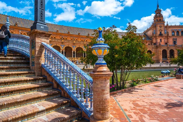 Detalle arquitectónico en un puente en la Plaza de España en la ciudad de Sevilla en la región andaluza de España —  Fotos de Stock