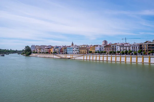 Vista del río Guadalquivir en Sevilla, España —  Fotos de Stock