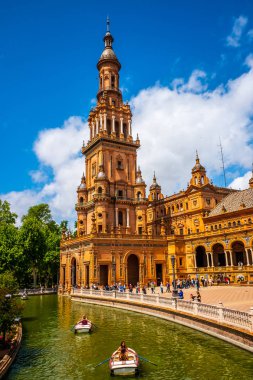 Plaza de Espania, 1928 yılında Inşa edilen Sevilla'daki Park'ta yer alan bir meydandır.