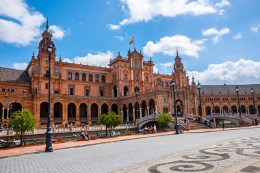 Plaza de Espania, 1928 yılında Inşa edilen Sevilla'daki Park'ta yer alan bir meydandır.