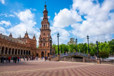 Plaza de Espania, 1928 yılında Inşa edilen Sevilla'daki Park'ta yer alan bir meydandır.