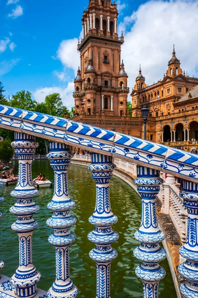 Detalle arquitectónico en un puente en la Plaza de España en la ciudad de Sevilla en la región andaluza de España —  Fotos de Stock