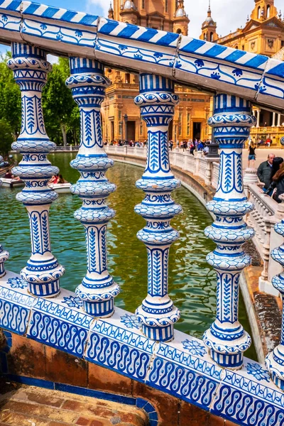 Detalle arquitectónico en un puente en la Plaza de España en la ciudad de Sevilla en la región andaluza de España —  Fotos de Stock