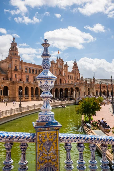 Plaza de Espania är ett torg som ligger i parken i Sevilla byggd 1928 — Stockfoto