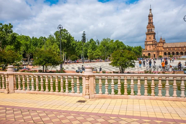 Plaza de Espania är ett torg som ligger i parken i Sevilla byggd 1928 — Stockfoto