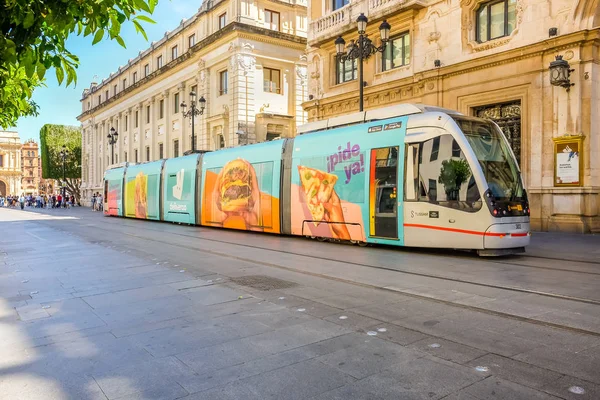 Moderno tranvía en la zona centro de Sevilla . — Foto de Stock