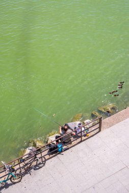 Sevilla, İspanya - 21 Ocak 2018: Sevilla'da nehir kıyısında balık avlayalar