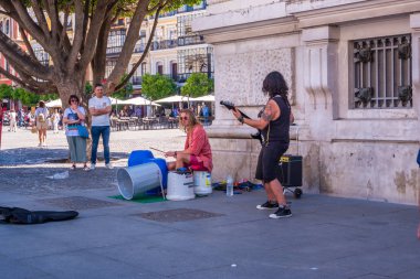 Sevilla, İspanya 8 Mayıs 2019 Buskers şarkı söylüyor ve gitar çalıyor