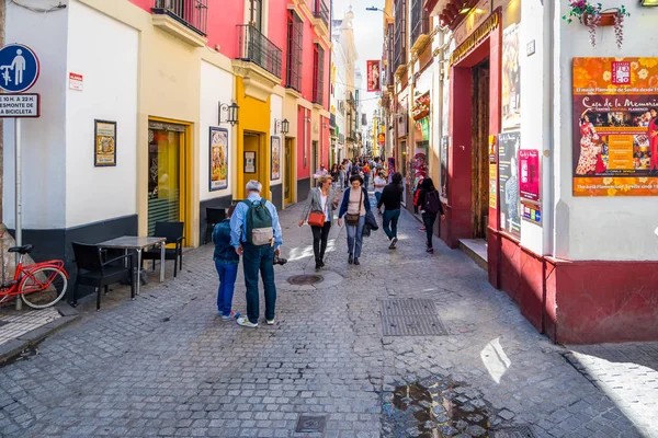 Sevilla España, 08 de mayo 2019 estrecha calle comercial en el centro histórico de Sevilla en Andalucía —  Fotos de Stock